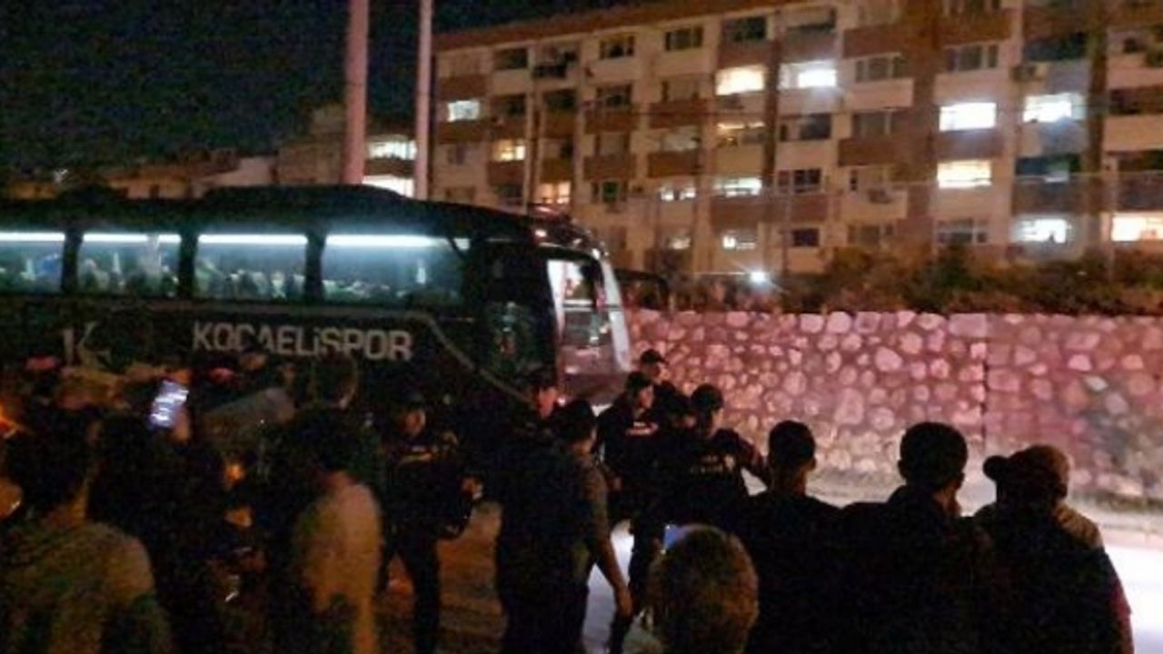 Kocaelispor taraftarları, küme düşen takımı taş ve dolar atarak protesto etti