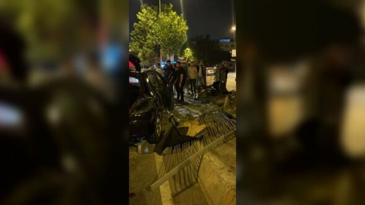 Sürücüsünün direksiyon hakimiyetini kaybettiği otomobil, trafik lambası ve demir korkuluklara çarptı! Sürücü ağır yaralı