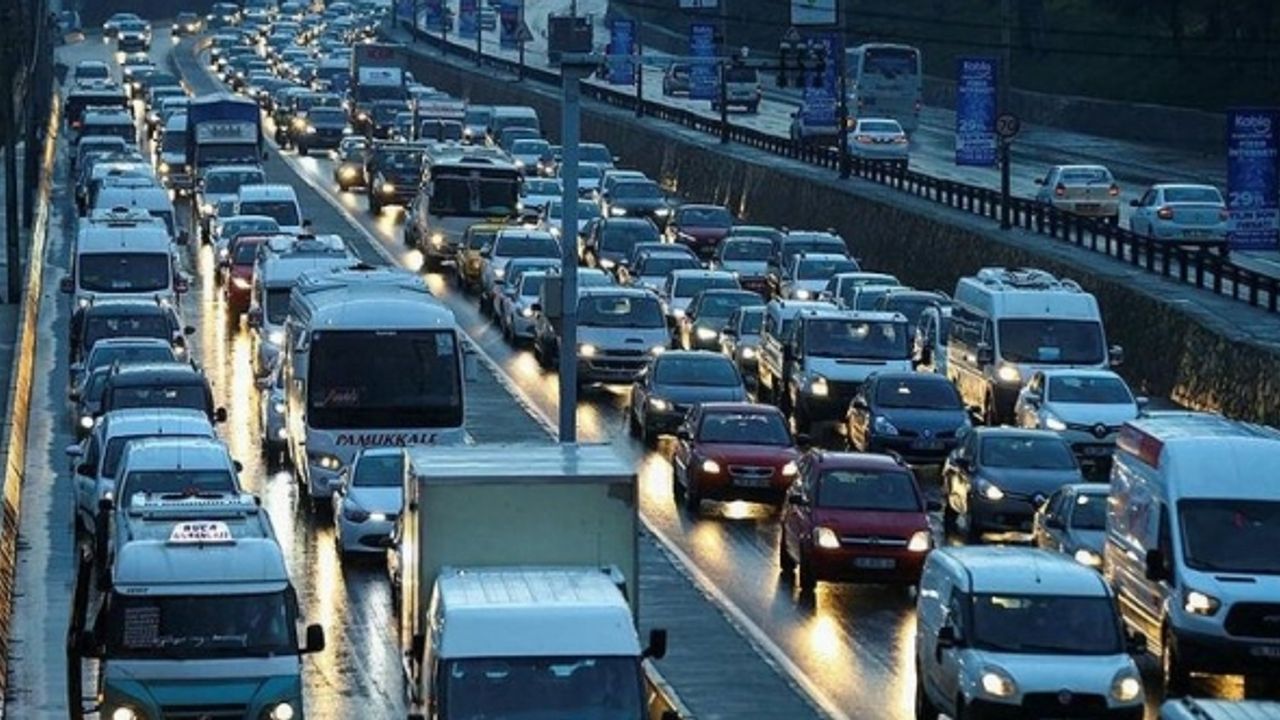 İzmir'de her gün trafiğe kaydı yapılan araç sayısı inanılmaz!