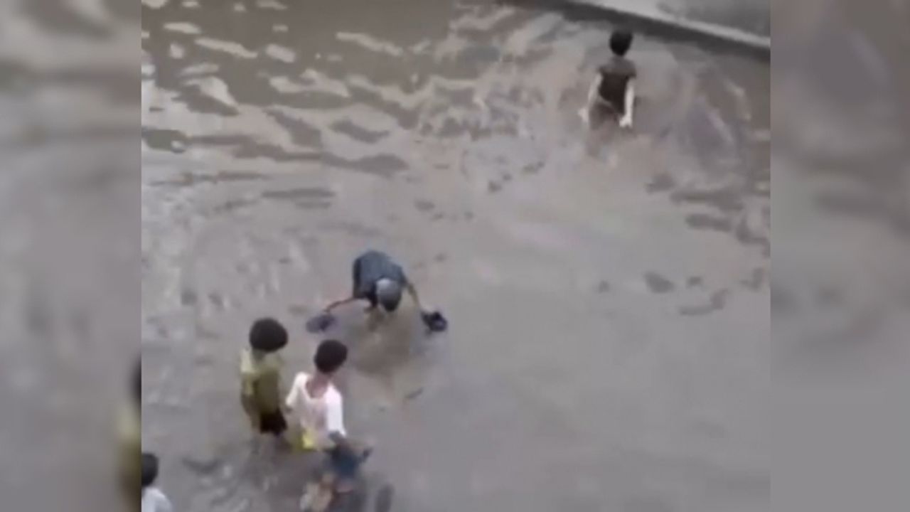 Sokakta biriken su çocuklara havuz oldu