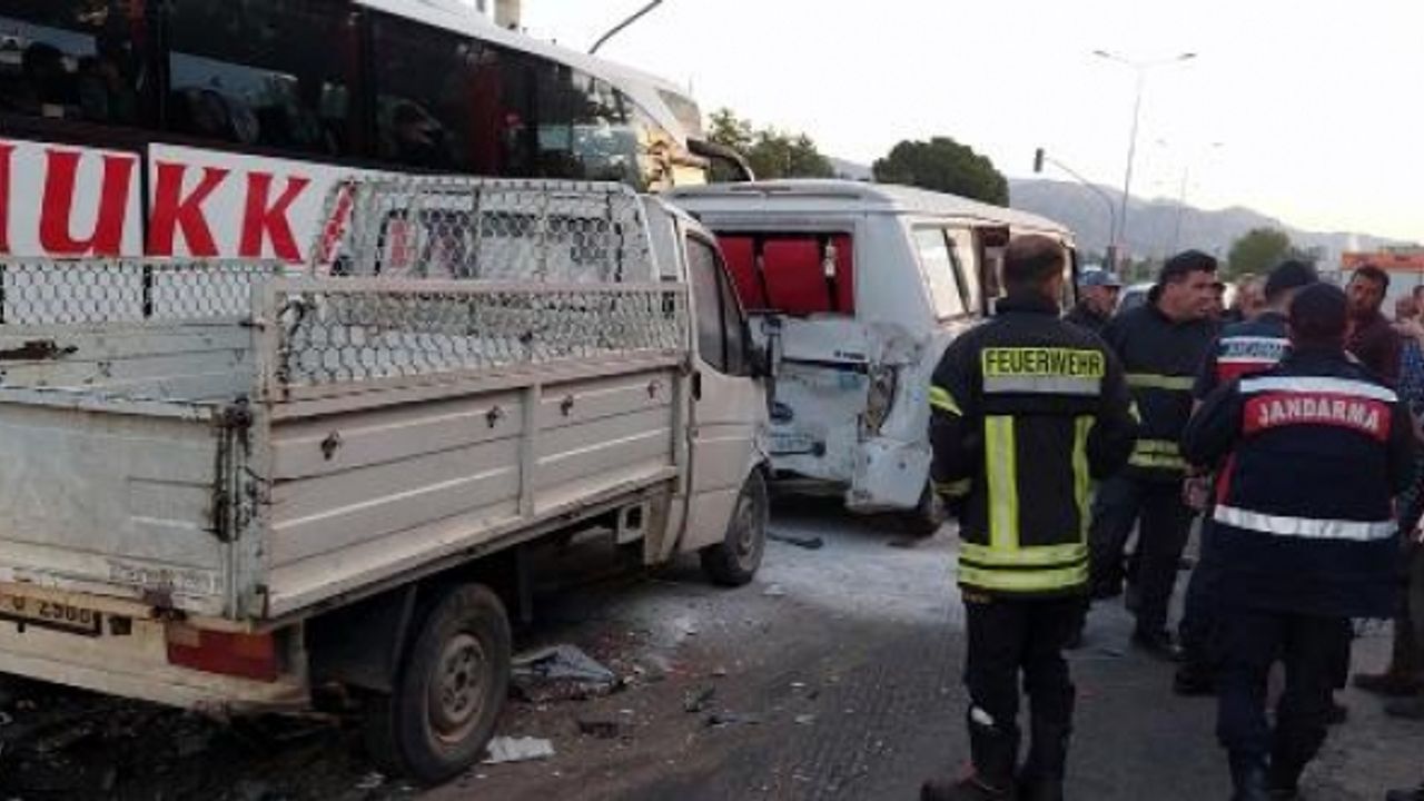 Aydın'da kamyonet, kırmızı ışıkta bekleyen servis minibüsüne çarptı: 1 ölü, 6 yaralı