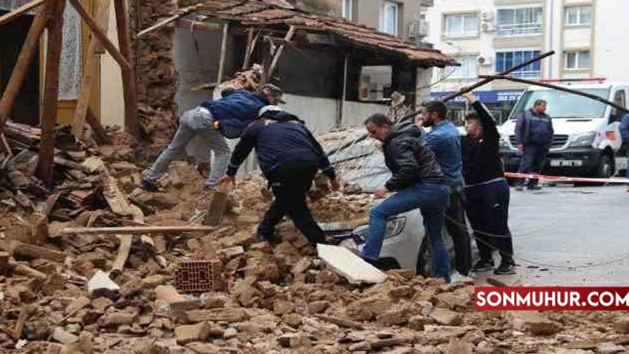 İzmir'de metruk bina bir aracın üstüne çöktü