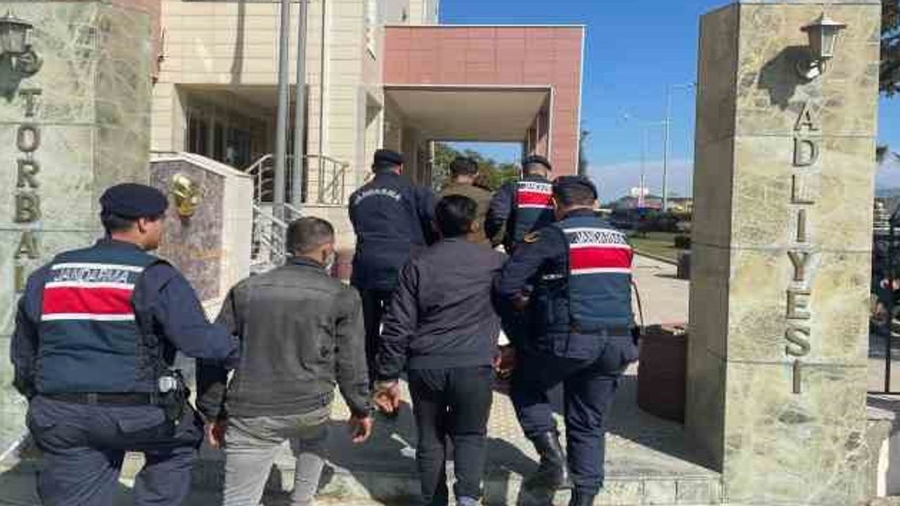 İzmir'de okula dadanan hırsızlar jandarmadan kaçamadı