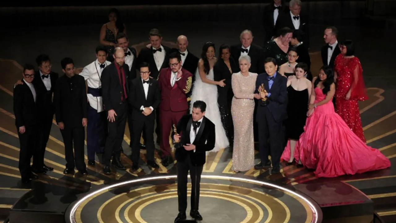 Oscar ödülleri dağıtıldı, Everything Everywhere All at Once filmi 7 dalda Oscar'a uzandı