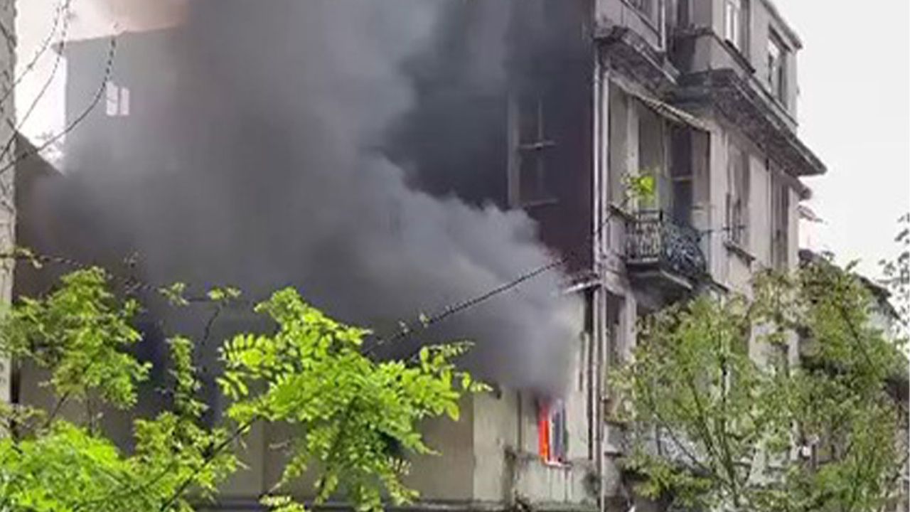 Beyoğlu'da arkadaşına kızan genç evi ateşe verdi