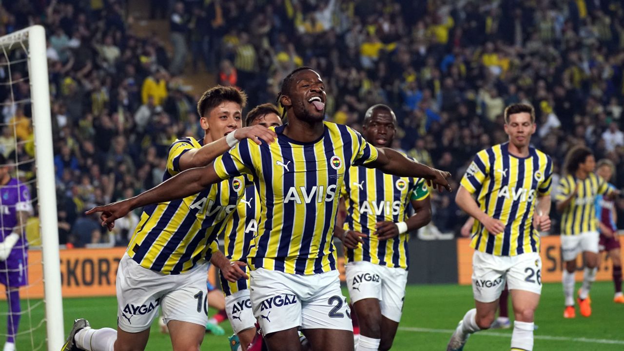 Fenerbahçe şampiyonluk umutlarını sürdürdü