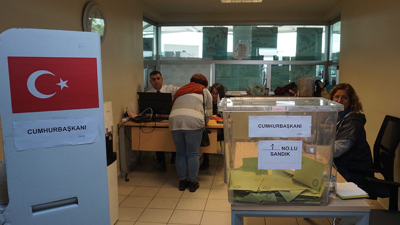 Edirne'de yurt dışı seçmenlerin oy kullanma işlemi yoğun katılımla devam ediyor