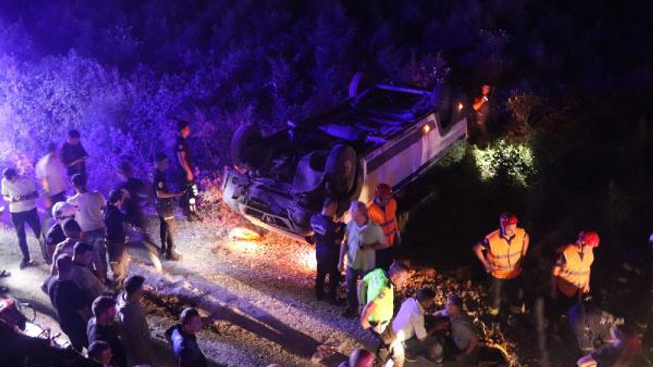 Manisa'da  işçi minibüsü tarlaya uçtu: 11 yaralı