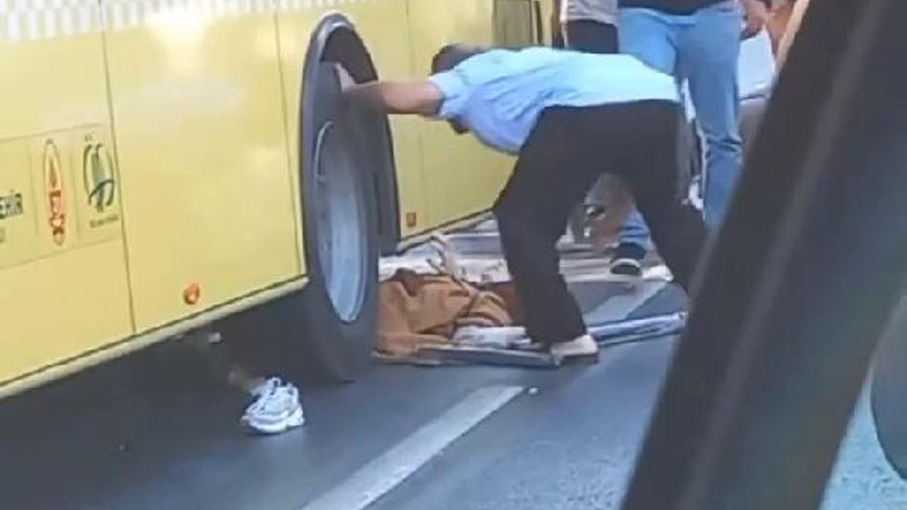 Motosiklet  otobüse çarptı: Hamile kadın  altında kaldı