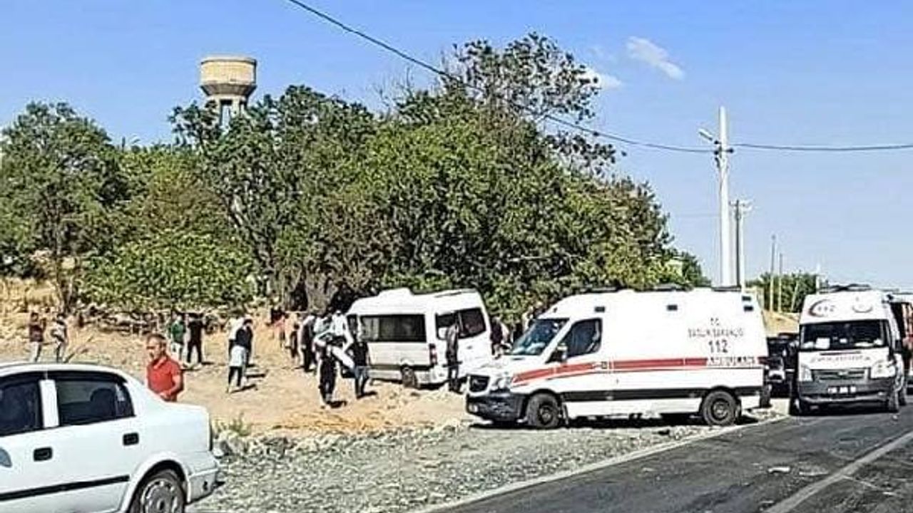 Minibüsle traktör  çarpıştı: 4'ü çocuk, 15 yaralı