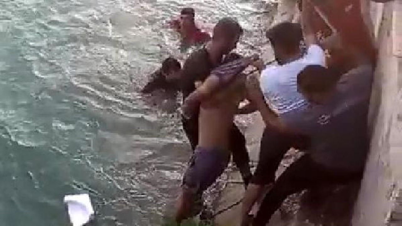 Kanalda boğulmak üzere olan genci vatandaşlar kurtardı