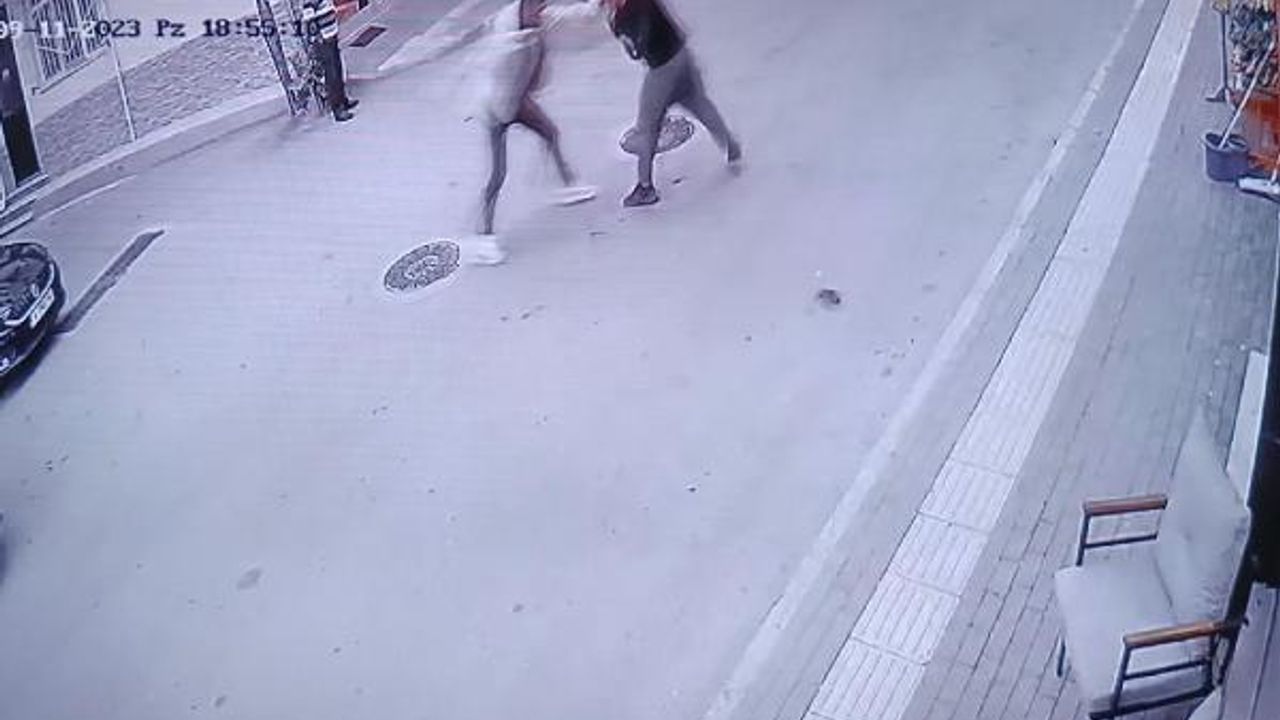 Yolda yürüdüğü sırada tartıştığı kişi tarafından bıçaklandı; Olay anı kamerada