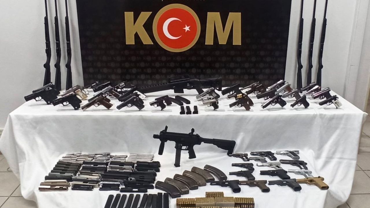 İzmir'de yasa dışı silah ticareti operasyonu: 2 tutuklama