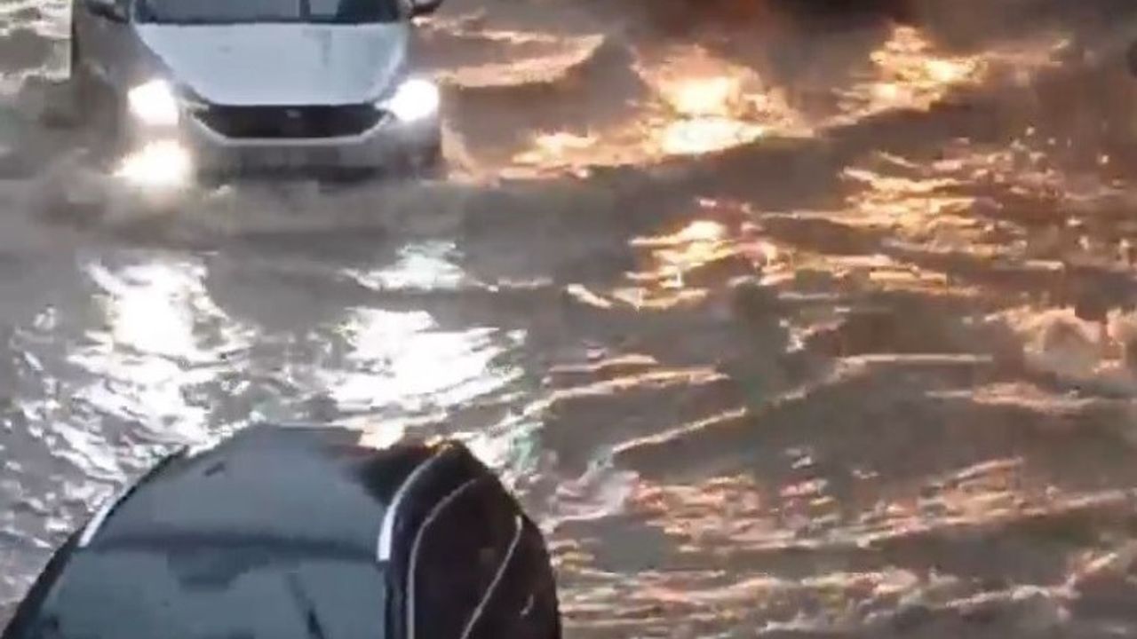 İzmir'de şiddetli sağanak caddeleri göle çevirdi