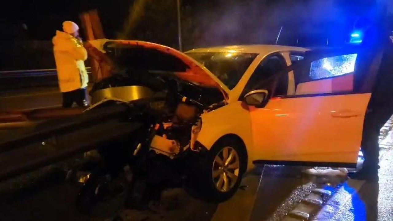 Bursa'da yağışlı yolda kaza: Sürücü bariyerlere saplandı