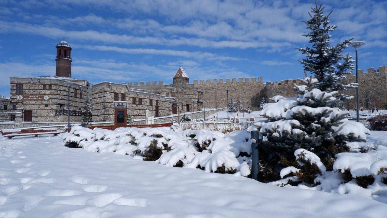 Erzurum'da kar yerini soğuk havaya bıraktı