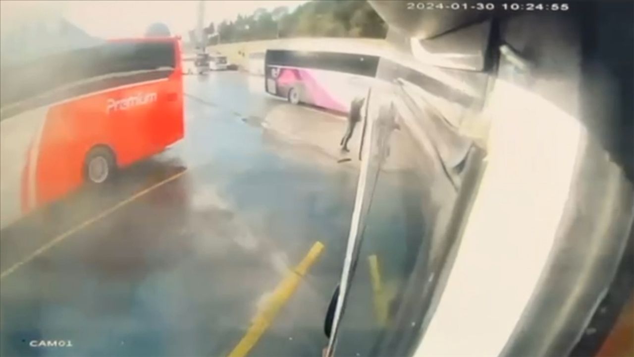 Otobüs kazası otogarı panikletti! yolcular savruldu!