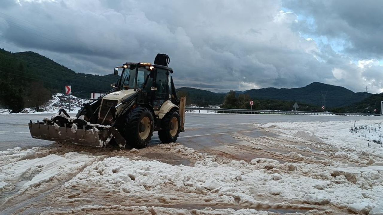 Kaş-Antalya Karayolu'nda dolu yağışı trafiği felç etti