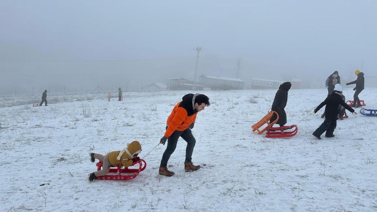 Ankaralılar Elmadağ Kayak Merkezi'nde karla buluştu