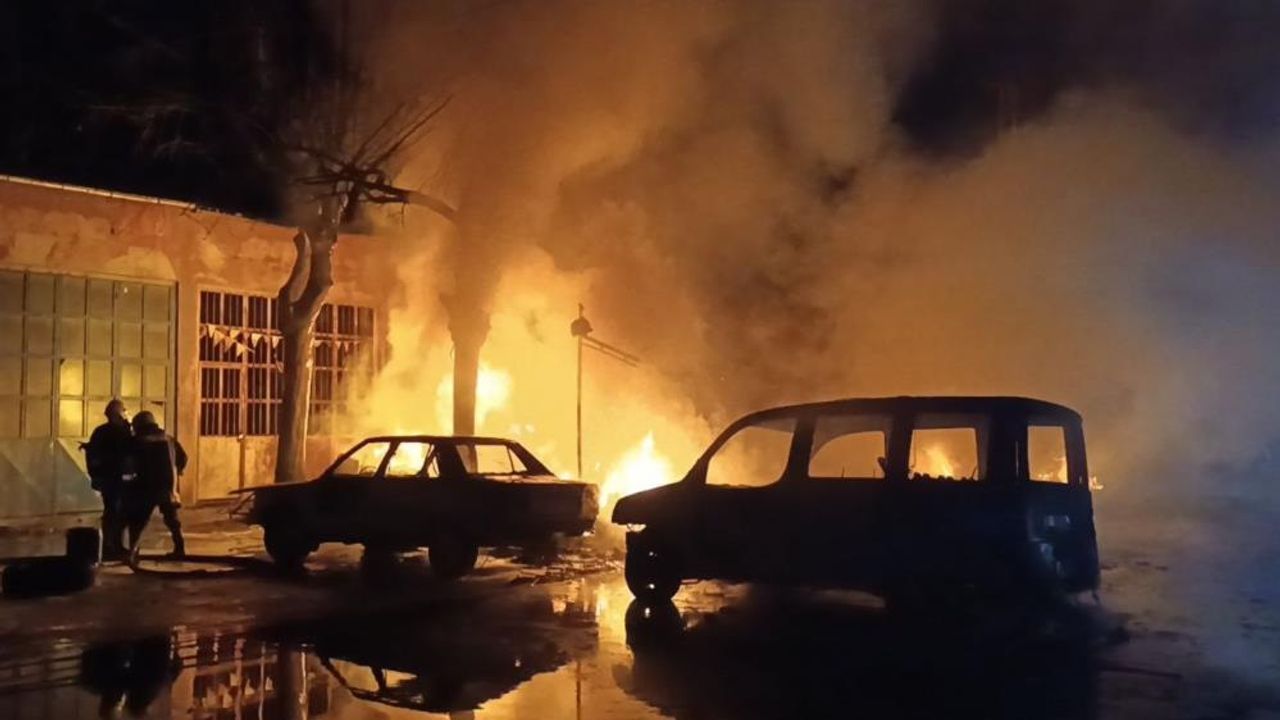 Kozan'da gece yarısı dehşet: Lastik dükkanı alev alev yandı