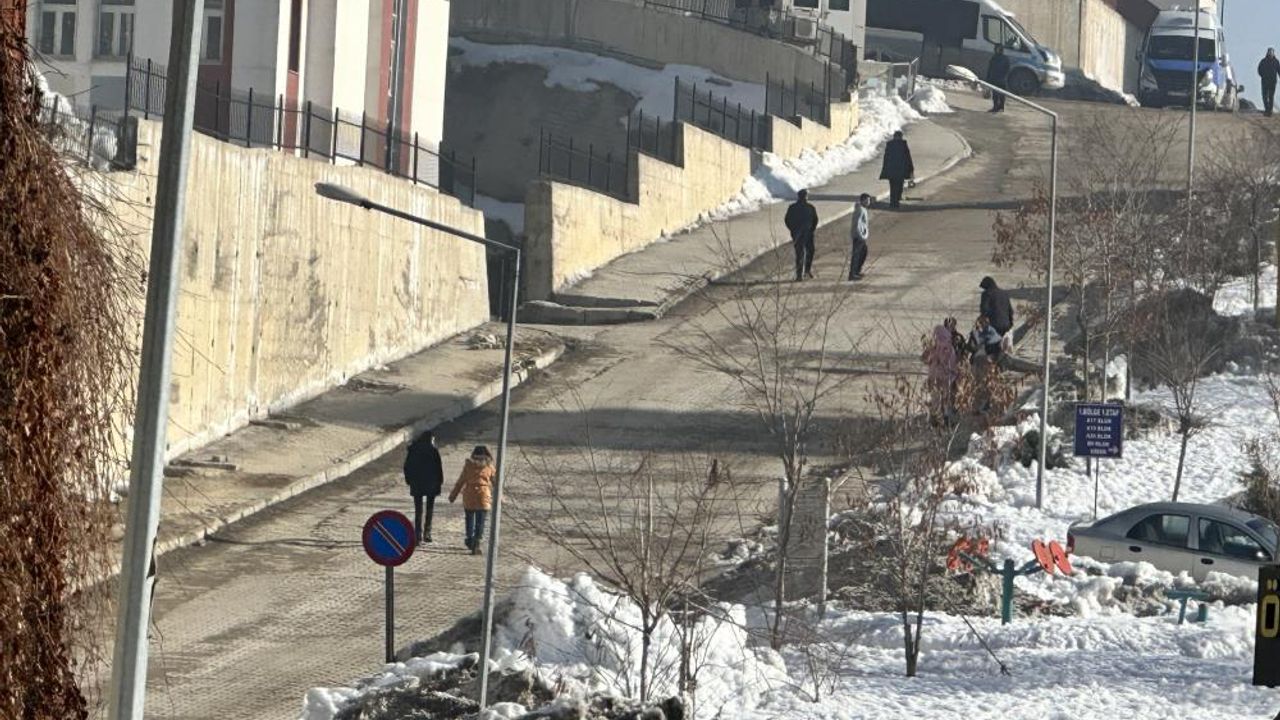 Yüksekova'da sabah saatlerinde meydana gelen deprem vatandaşları sokağa döktü