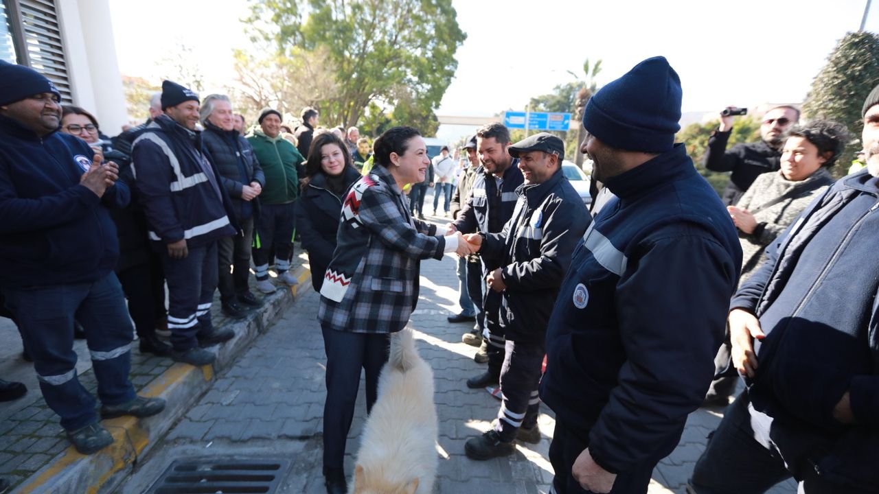 Efes Selçuk Belediyesi emekçileri, Başkan Sengel’i alkışlarla karşıladı