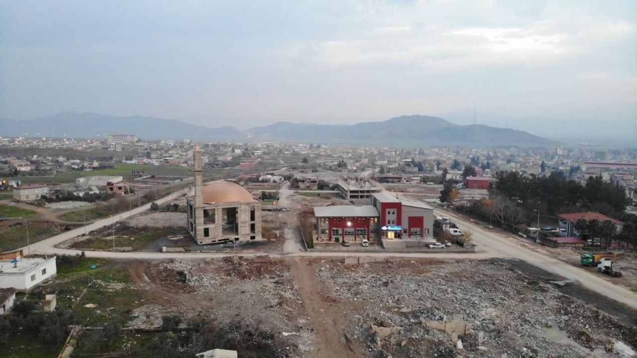 Nurdağı'nda mucize: Deprem mahalleyi yerle bir ederken cami ayakta kaldı!