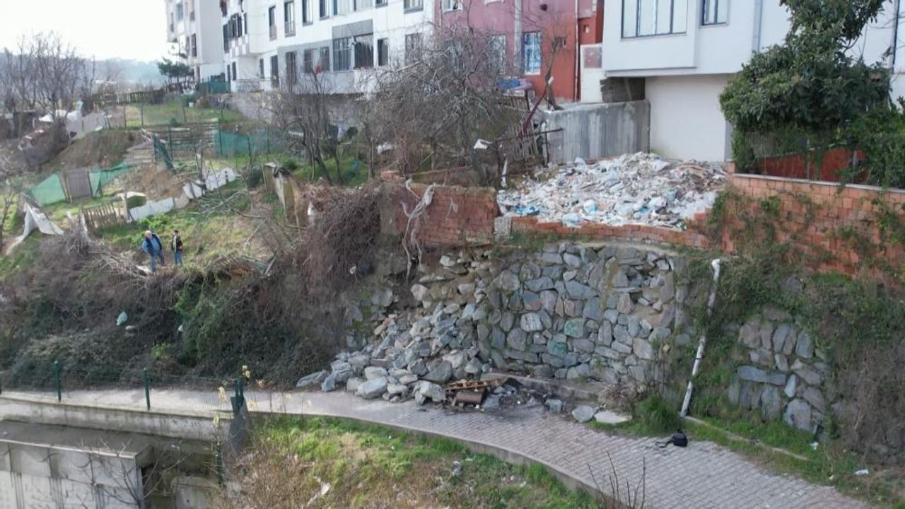Arnavutköy'de okul yolunda çöken duvar velileri tedirgin ediyor