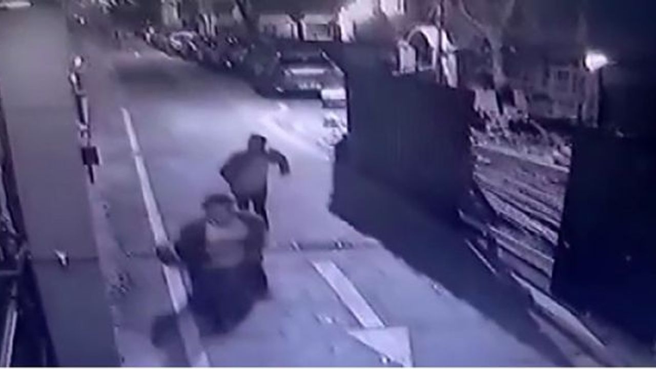 Fatih'te market sahibi hırsızı copla dövüp kovaladı!