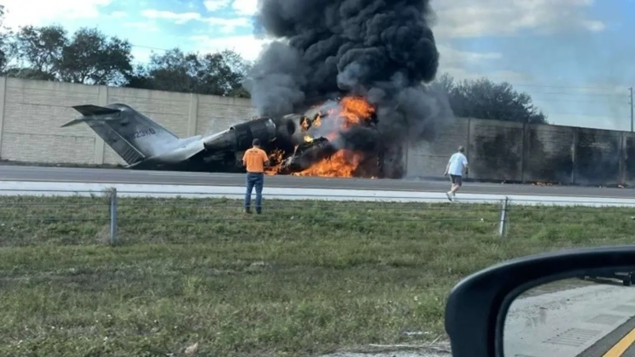 Florida'da dehşet veren kazada uçak otoyola indi: 2 ölü, 3 yaralı