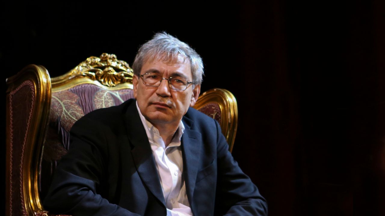 Orhan Pamuk berberde kitap okurken görüntülendi: Sosyal medya çalkalandı - Son Mühür - En Güncel İzmir Haberleri, Son Dakika