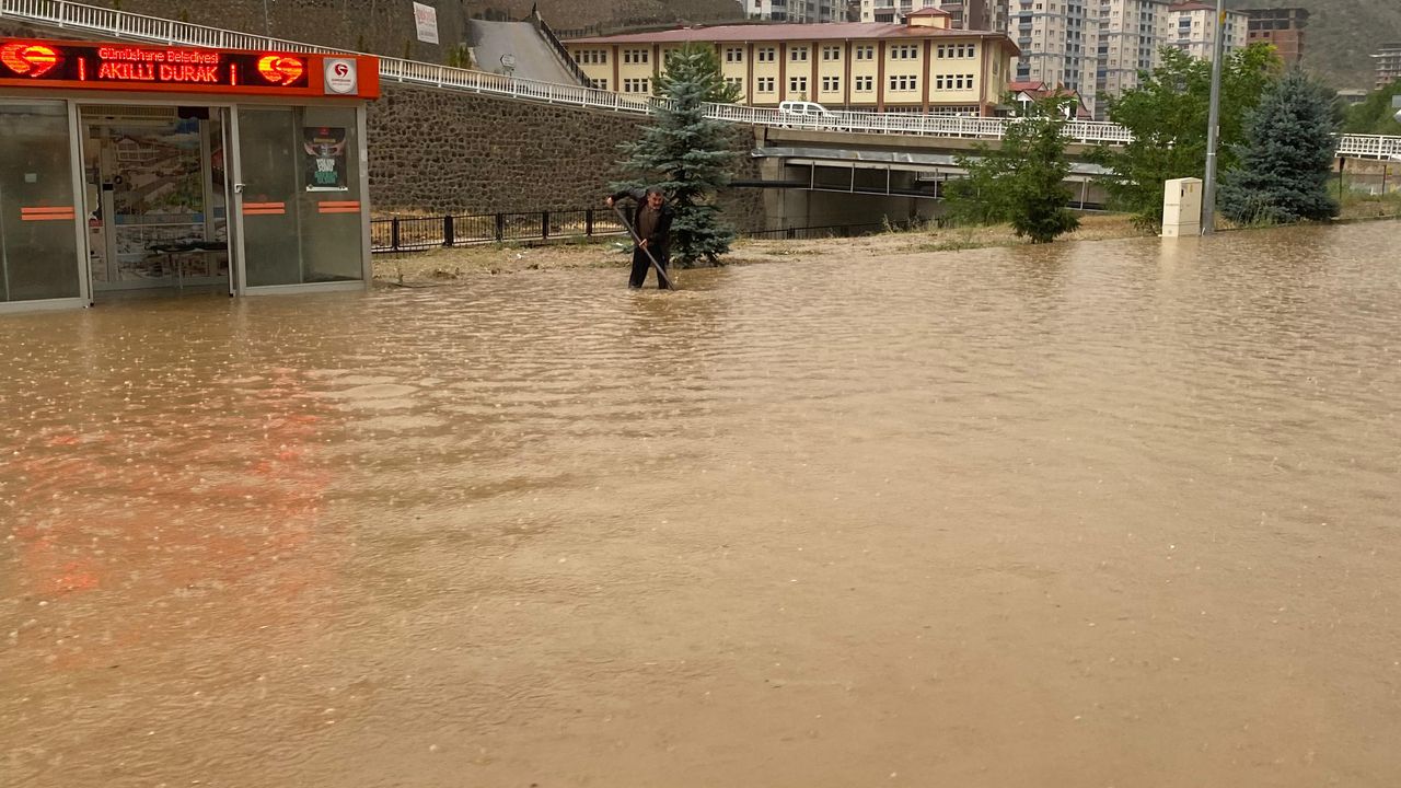 Gümüşhane'de sağanak hayatı felç etti: Taşkın ve heyelanlar yaşandı