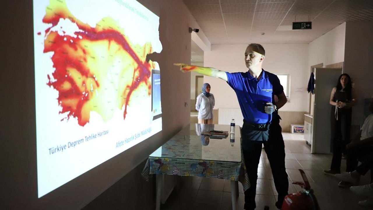 İzmir’de engelli vatandaşlar için hayat kurtaran deprem eğitimi!