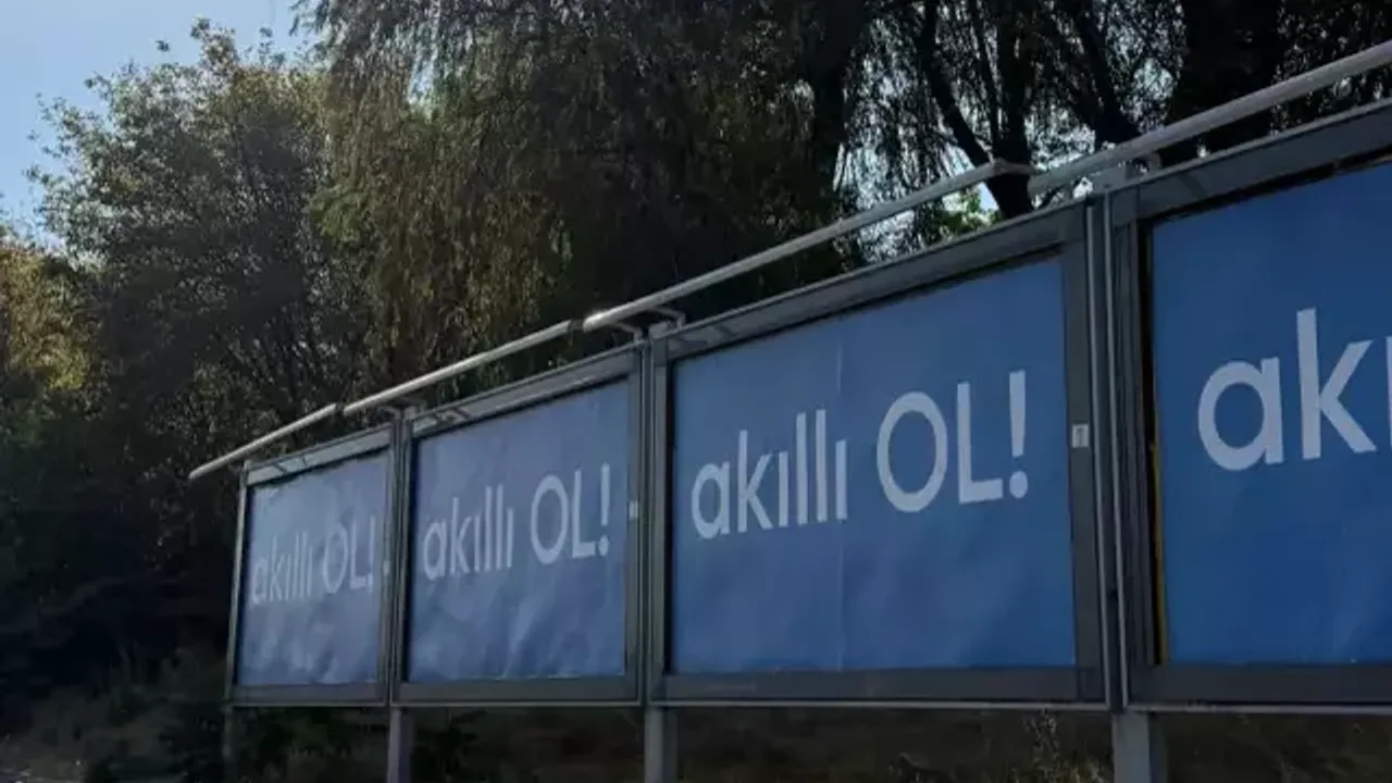 Akıllı OL' afişleri kafaları karıştırdı: Her yere asıldı! - İzmir Haberleri