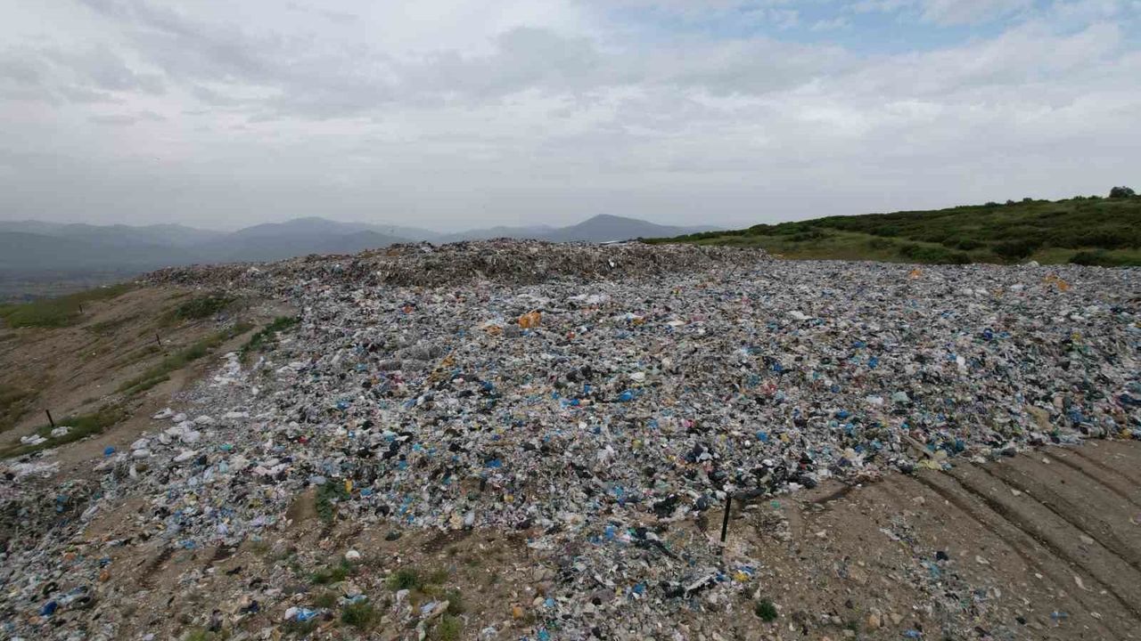 İzmir’de çevre krizi: Karateke’de halk çöp kamyonlarını durdurdu