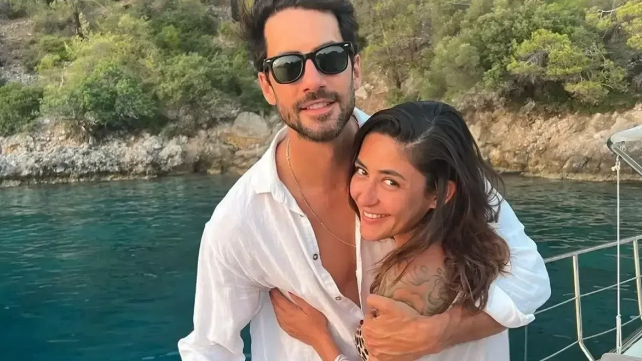 Melek Mosso boşanmanın ardından sahnede: “Severek ayrıldık”