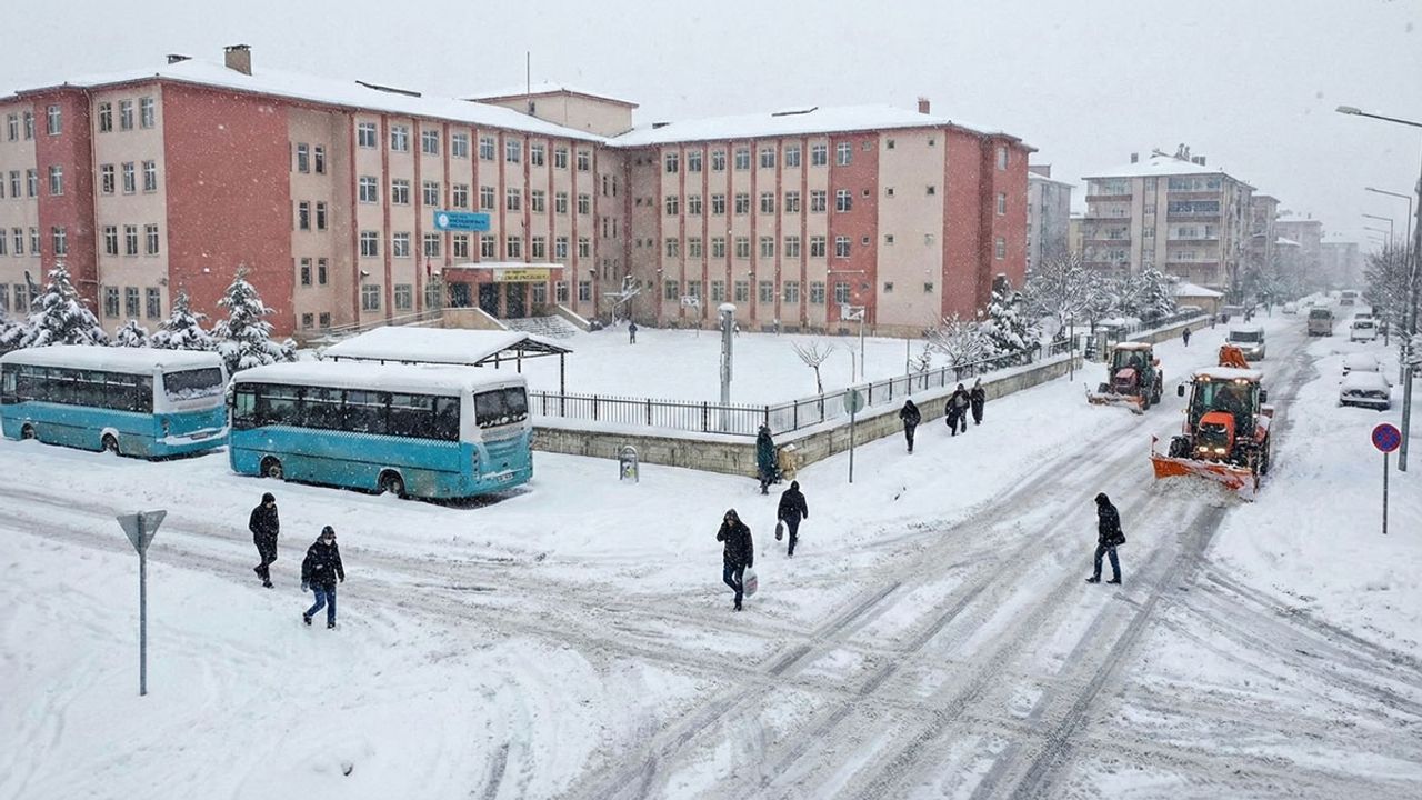 Açıklamalar peş peşe geldi: İşte, okulların tatil edildiği il ve ilçeler tam liste!