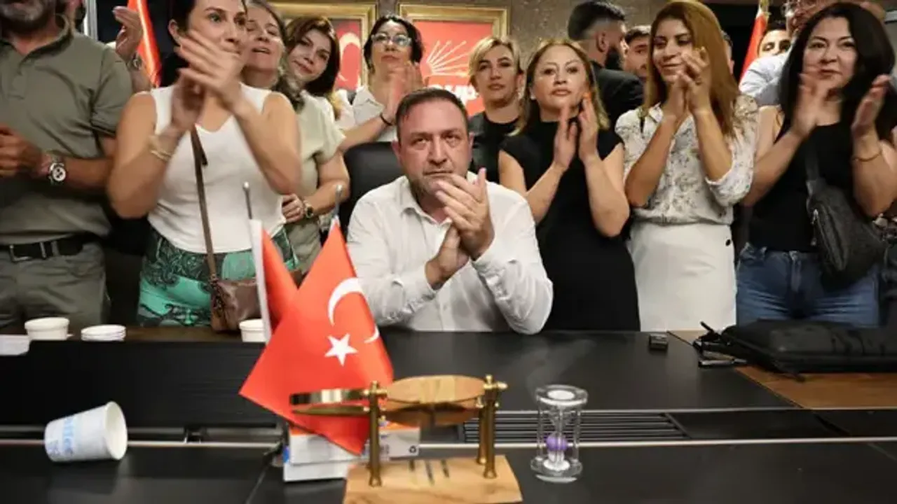 Tansiyonun yükseldiği CHP İzmir'de Gümrükçü konuştu: "Bizi tartakladı, kravatım, yakam paçam dağıldı, göğsüm ezildi”