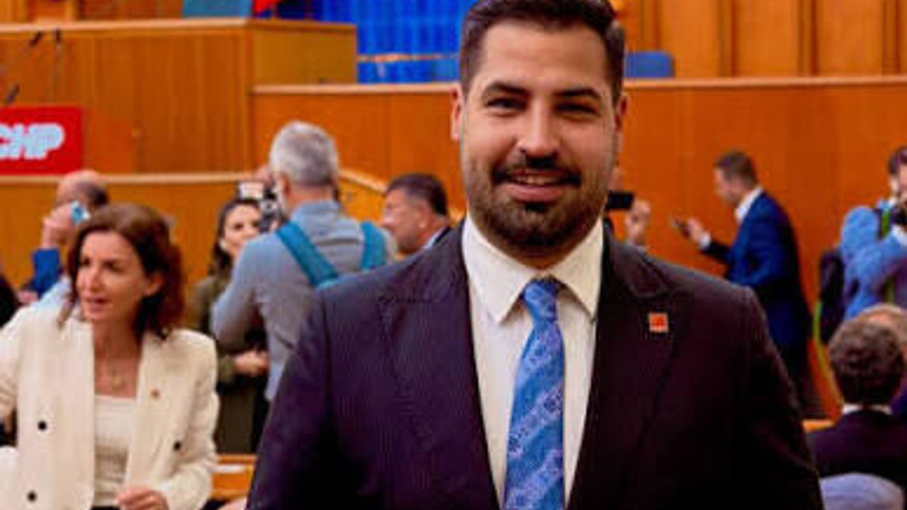 CHP İzmir İl Gençlik Kolları'nda yeni dönem! Başkan Efe Orbay oldu