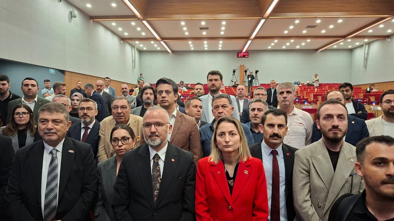 İzmir Büyükşehir Meclisi'nin Cumhur İttifakı'ndan YENİ Parti eleştirisi: " Yeter sayıya başvurdular, meclisi çalıştırmadılar"