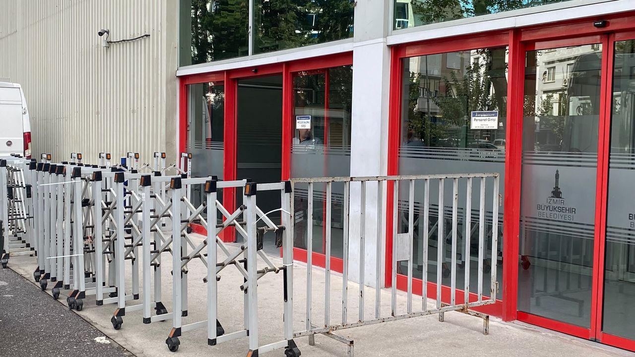 AK Partili Büyükşehir'in ilk meclisi! Salon girişine bariyerler çekildi