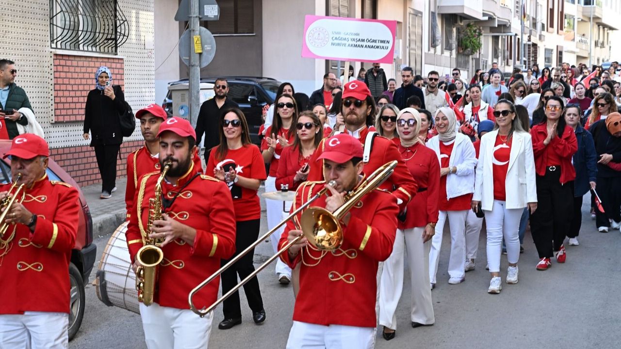 Gaziemir’de sokaklara taşan gurur: Görenler alkışlarla eşlik etti