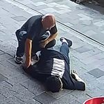 İnsanlık ölmüş dedirten olay! Yere yığılan gence yardım etmek yerine cebini soydu!
