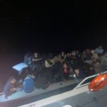 Karaburun açıklarında can kurtaran operasyon! Motoru arızalanan bottaki 34 düzensiz göçmen kurtarıldı