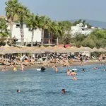Bodrum’da hissedilen sıcaklık 45 dereceyi buldu! Şezlonglar boş kaldı...