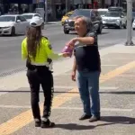 İzmir Konak'ta polis memurundan Mevlit Kandili jesti