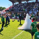 Nikah sonrası soluğu tribünde aldılar, maç sonunda sahada çiftetelli oynadılar!