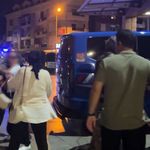 İzmir’in de dahil olduğu vize operasyonunda ortalık karıştı! Gazetecilere su şişesi fırlatıldı