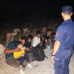 Çeşme'de mahsur kalan 18 düzensiz göçmen kurtarıldı!
