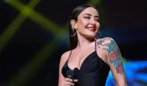 İşte yeni hayatı... Melek Mosso sahnedeydi, şimdi gözünü oraya dikti